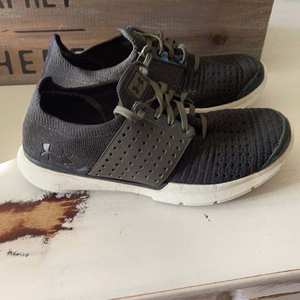 Dark green under armor youth Size 7